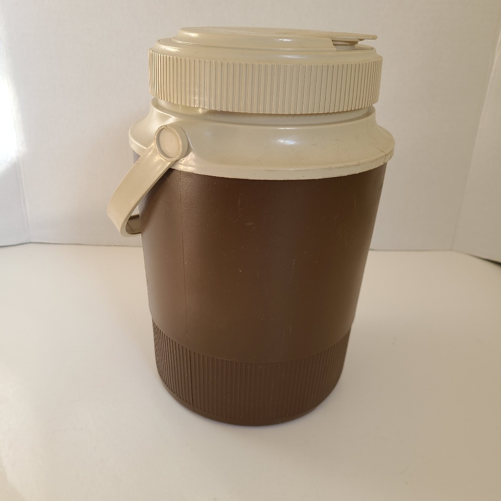 Vintage GOTT Rubbermaid Insulated Thermal 2 Liter Water Cooler Jug 1502 Brown